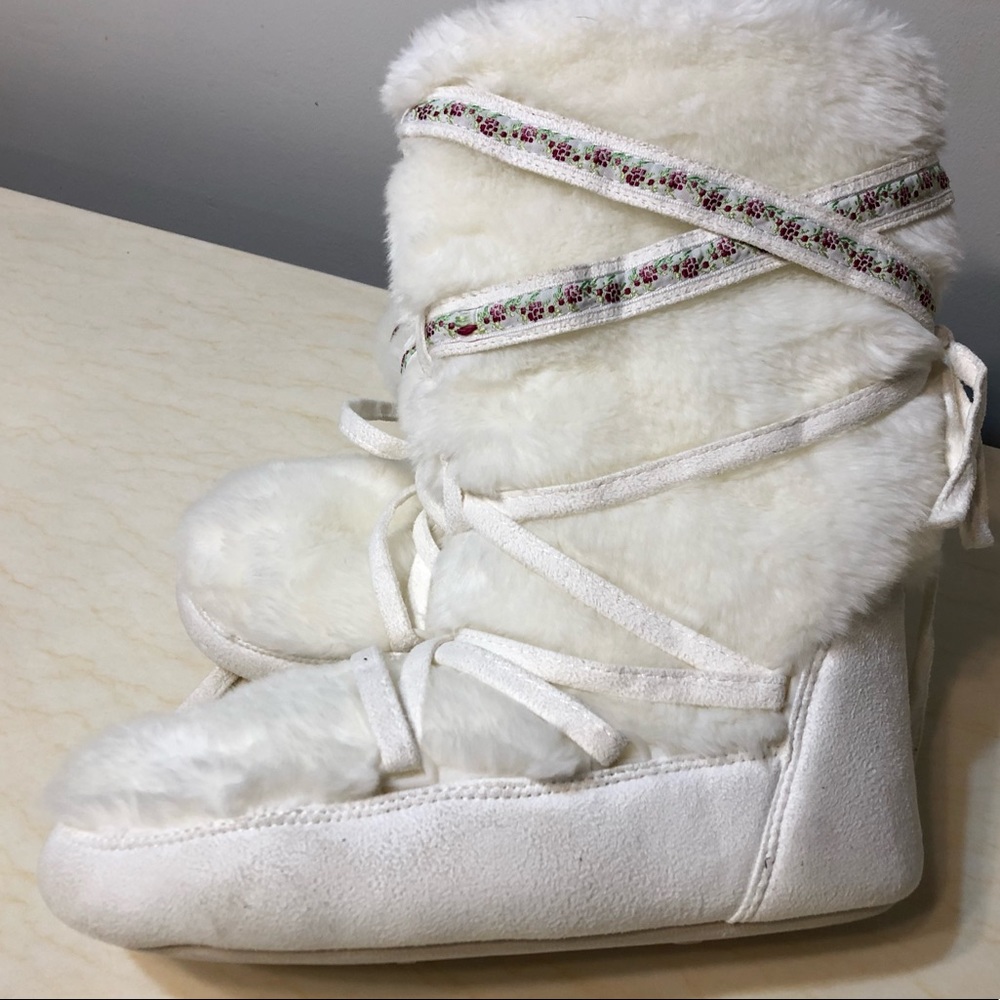 NWT Victoria Secret HouseBoots Size Medium